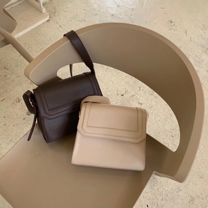 フラップショルダーバッグ