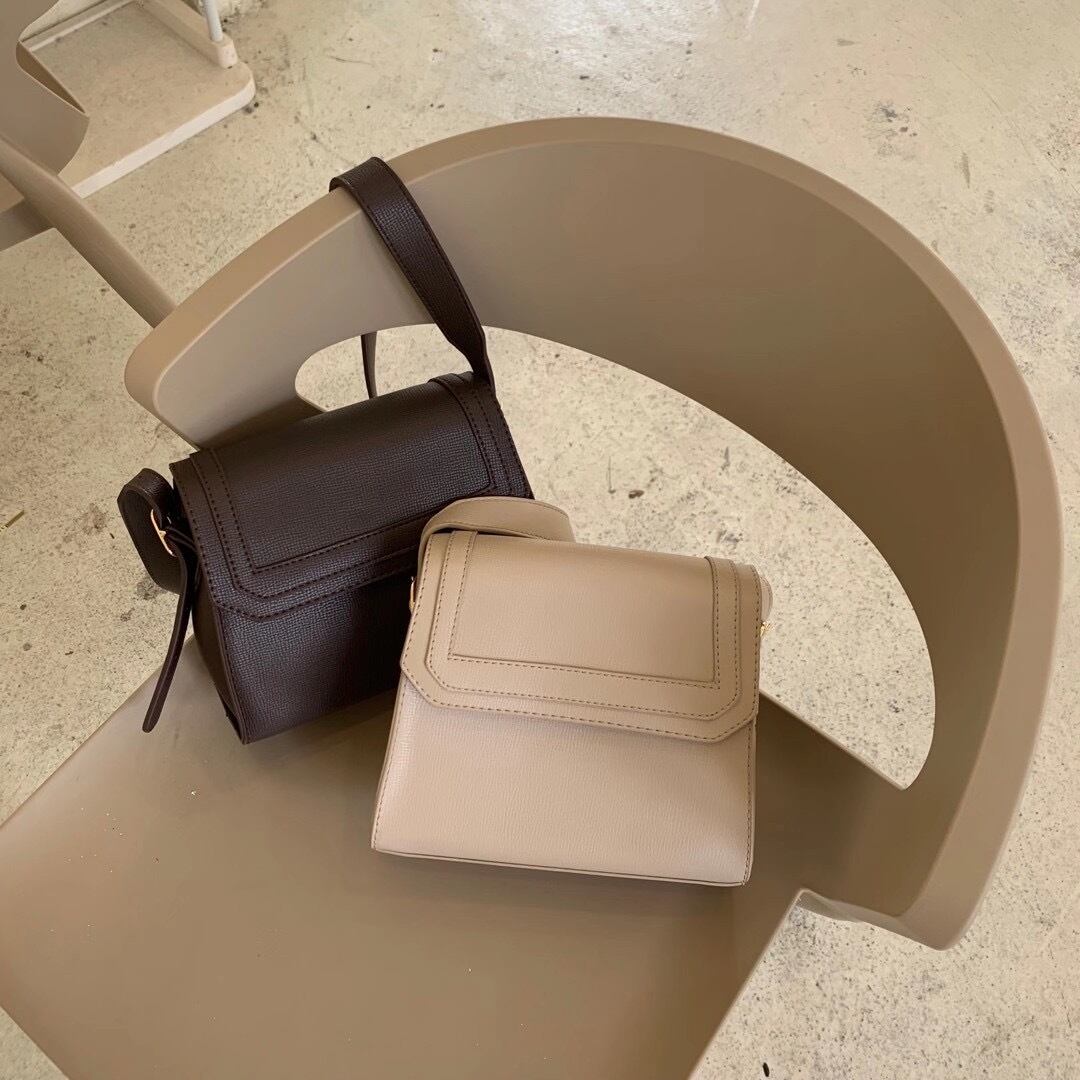 フラップショルダーバッグ