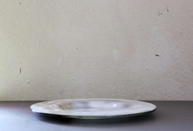 つづるガラスアート　風に揺れるブーゲンビリアの皿HAKU