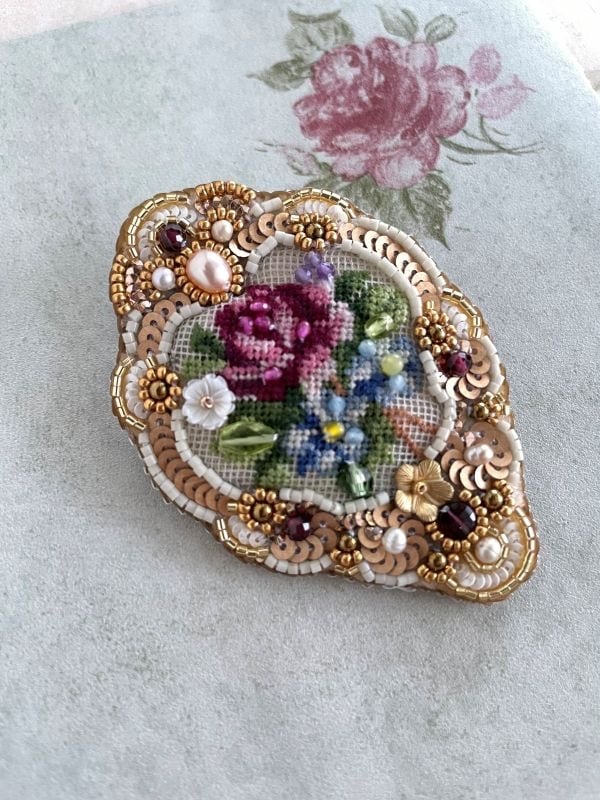 音楽家ビーズ刺繍ブローチ ロマンティックローズ ビーズ刺繍ブローチキット | Sakula embroidery