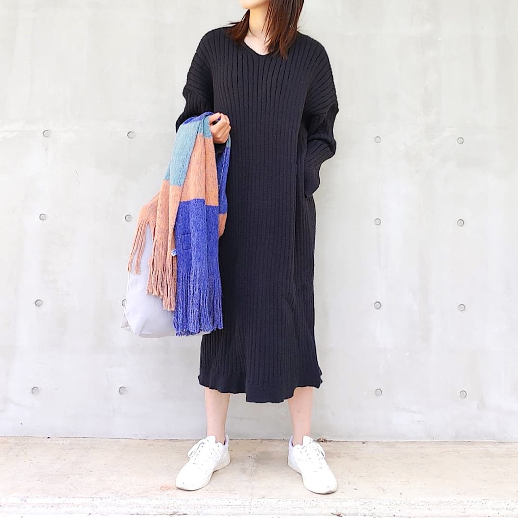 Vネックニットロングワンピース