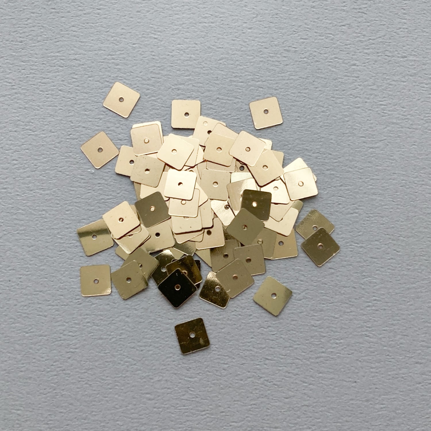 中心穴あきスクエアスパンコール（7mm） | Dua-アクセサリーパーツショップ