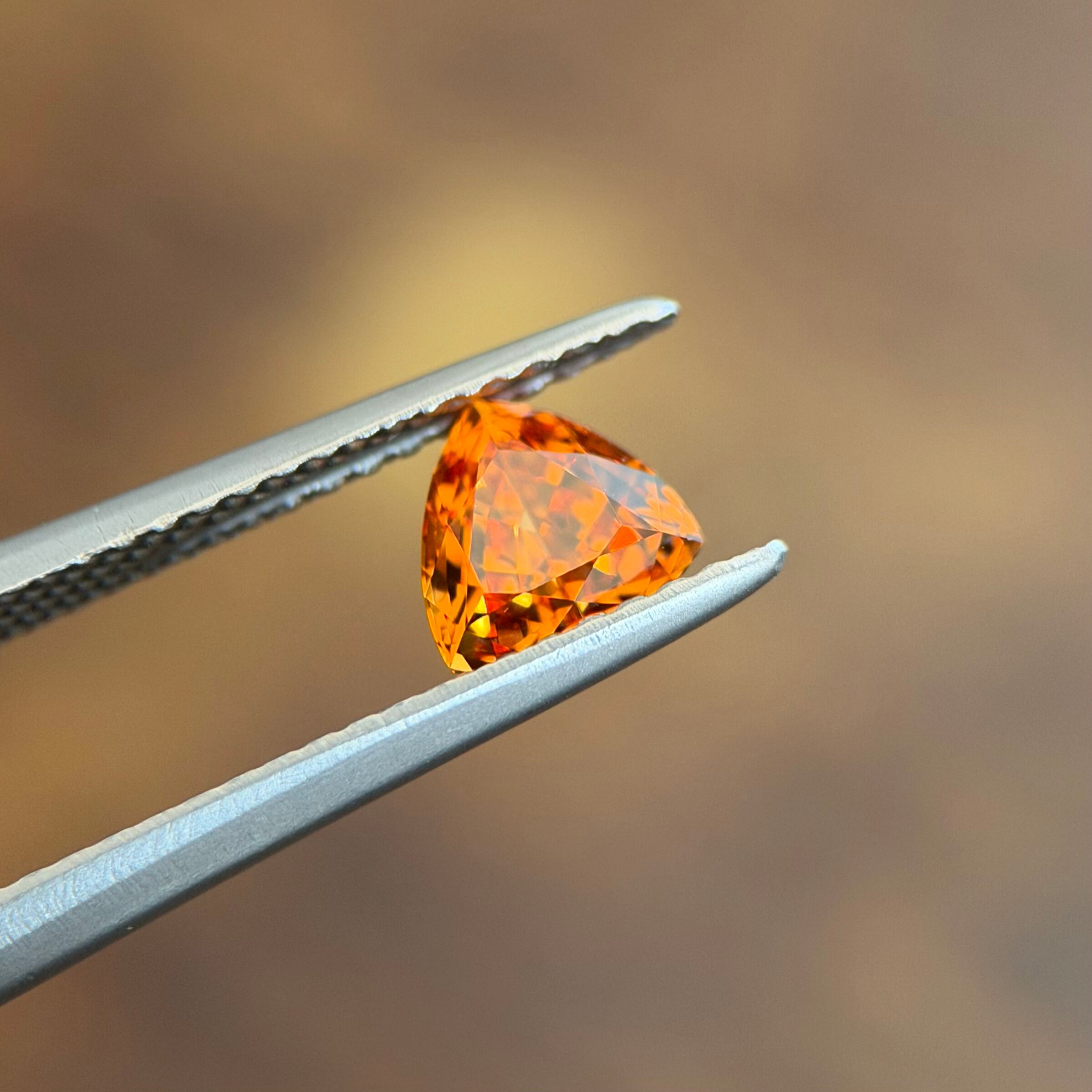マンダリンガーネット 5.5x5.5x3.6mm, 0.82ct, ナイジェリア産