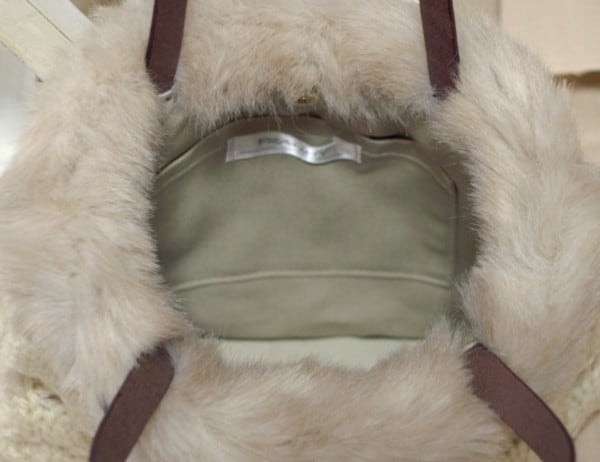 ふわふわニットバッグアラン模様のファーバッグオフホワイト 秋冬のお出かけに映えるアラントートバッグ | 手編みのお店［hus