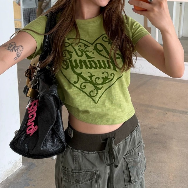 アラベスクハートグラフィッククロップドTシャツ 2col   R02449