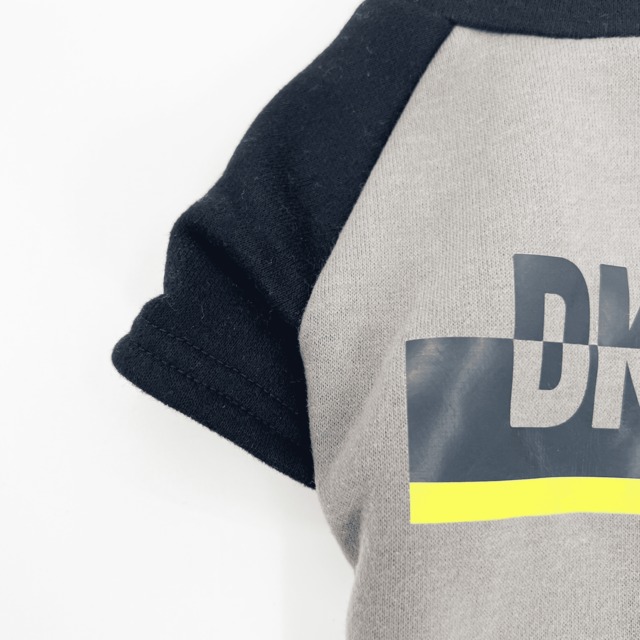 【冬用】ワンちゃん用【Sサイズ】DKNY（裏起毛・フード付き）胴 41× 長さ 25.5cm