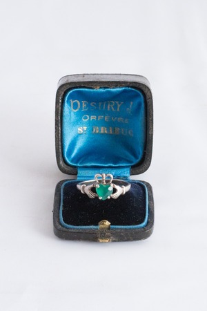 【Run Rabbit Run Vintage】Green glass claddagh ring