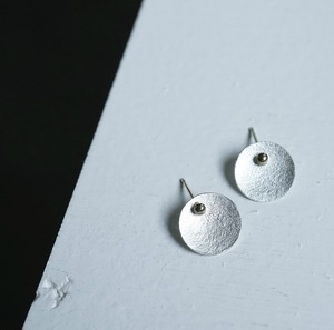 kakeru　（純銀・K18）　Pierced　earrings（スタッズタイプ）