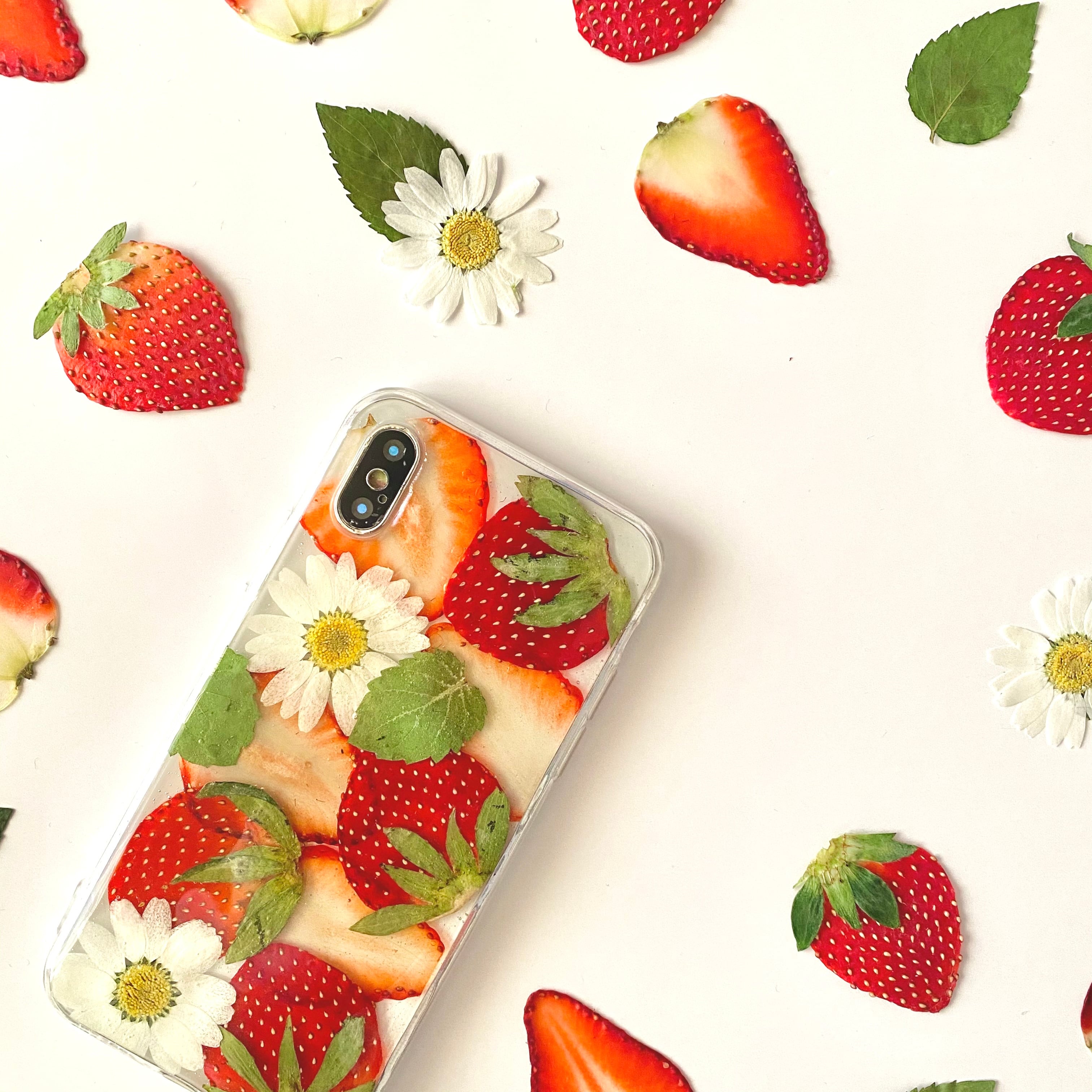 13.いちご狩り気分 のスマホケース | astin muhler | 押し花・押し