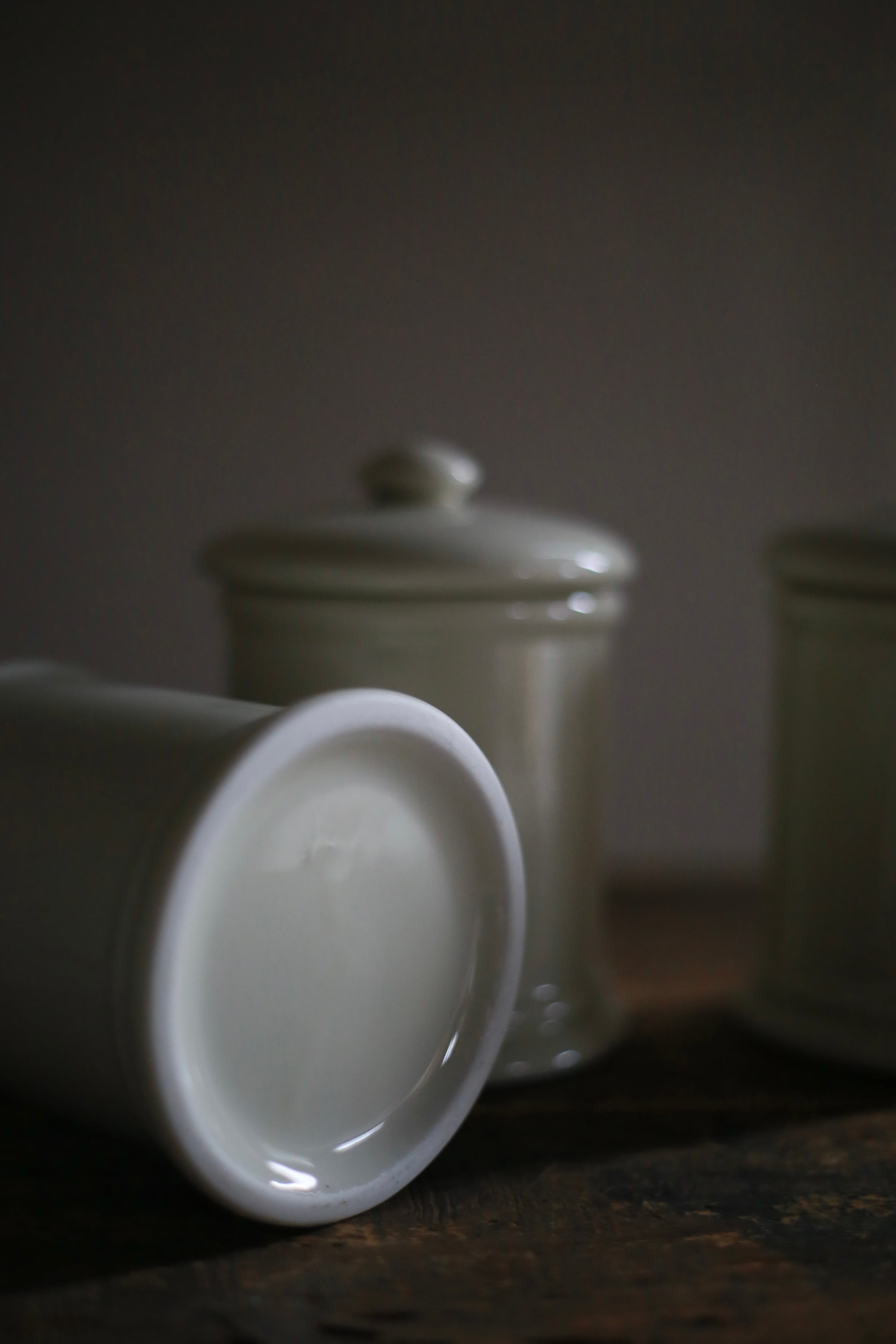 古い国産の陶器キャニスター