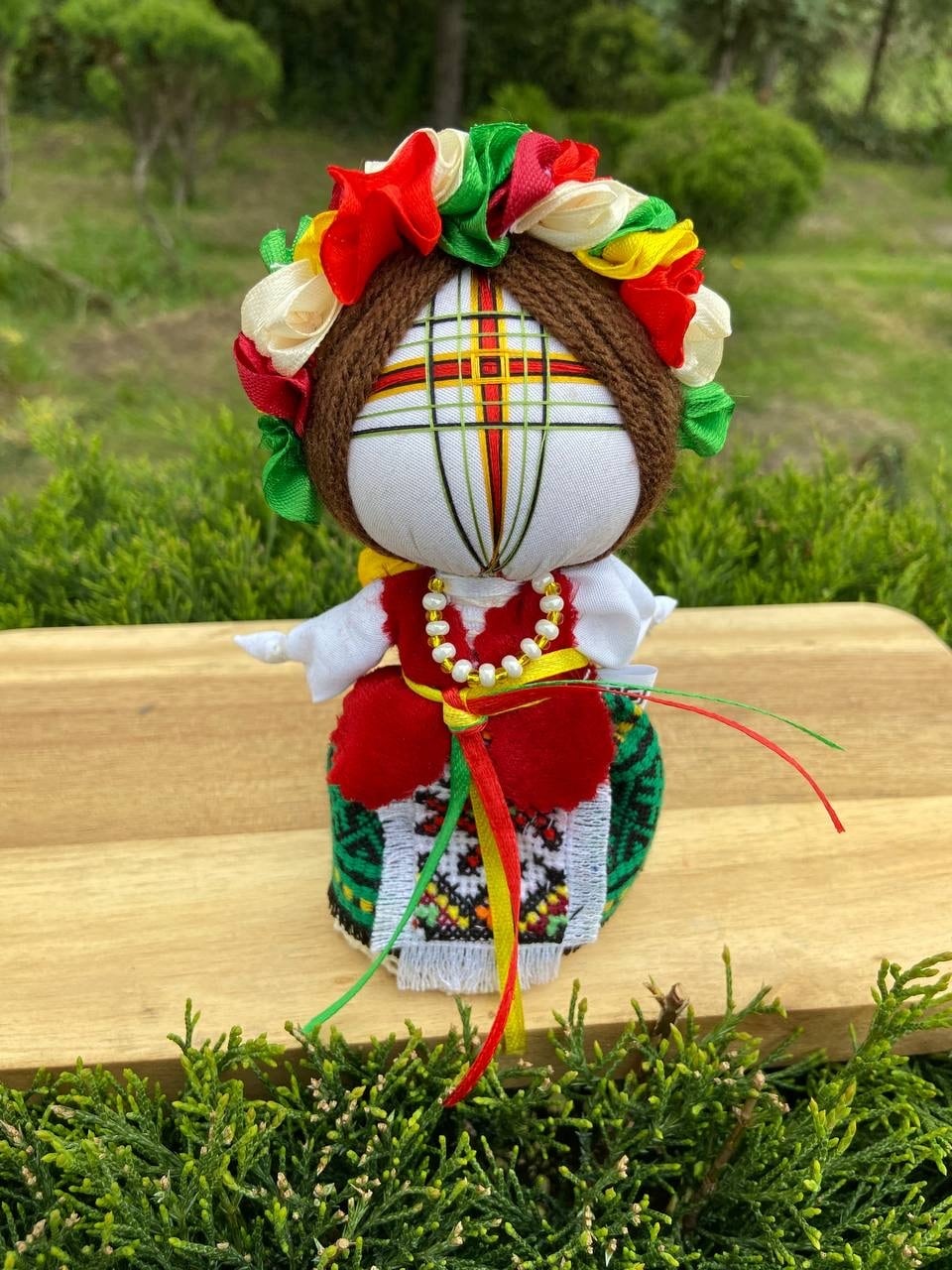 ブータン雑貨　刺繍タンカ　グルリンポチェ　92×158cm UA.Designer手作りモタンカ 14cm（ウクライナの御守り）スタンド付き