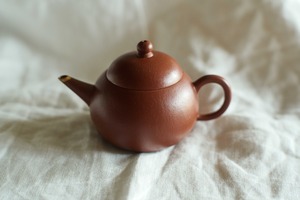 ヴィンテージ 宜興紫砂壺「水平」（約100cc）・朱泥