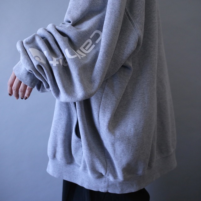 "Carhartt" sleeve logo printed super over silhouette light gray sweat parka