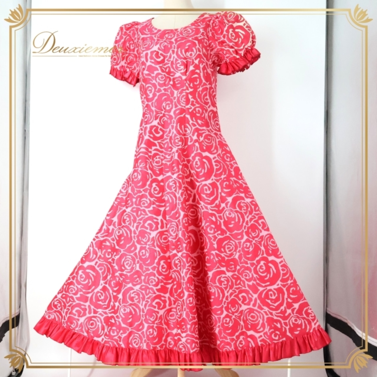 フラダンス 衣装 ワンピース ドレス ピンク系 バラ柄 ロケラニ柄 花柄 フラワープリント ハワイアン アロハ フラ ダンス レッスン 練習 フリル パフスリーブ 半袖 華やか 鮮やか かわいい おしゃれ 上品 フレアスカート ホワイト系 ピンク 白 サテン 光沢感 ハワイ風 カジュアル かわいいパーティー アクティブ フェミニン シンプル リゾート 薔薇プリント