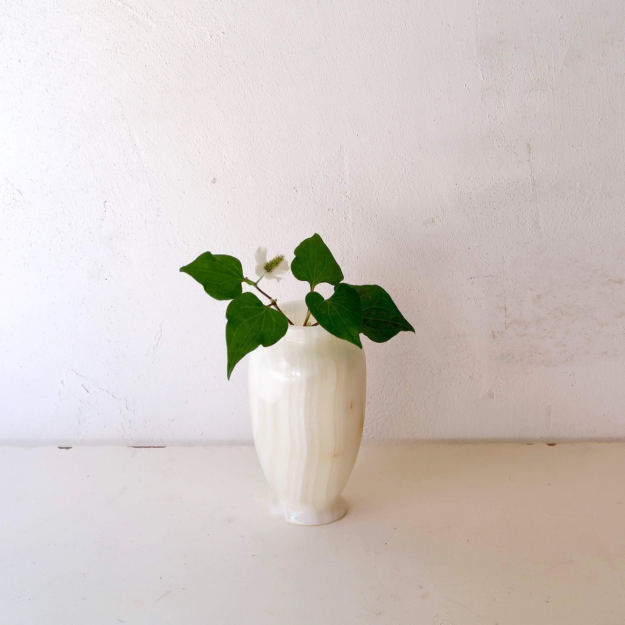 とうめいホワイトな丸石の花瓶