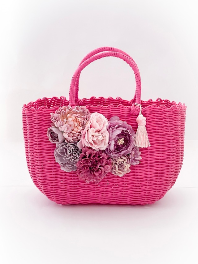 マゼンダカラーの花カゴバッグ