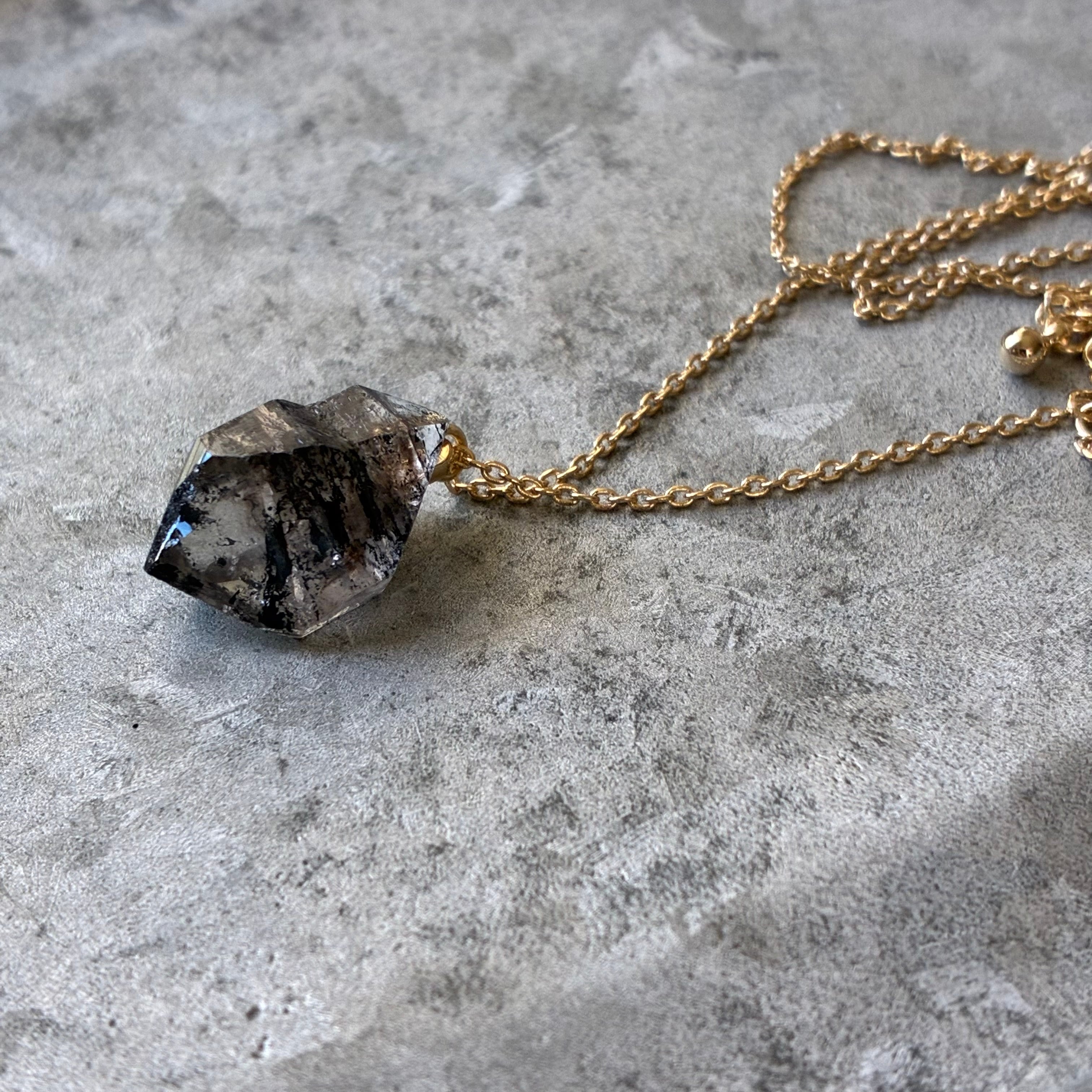 奇跡の石 CRE+ STONE 健康アクセサリー　ラドン 鉱石　水　ガーネット末 カーボンクォーツ 鉱物ネックレス 一点もの 原石 天然石 ハンドメイド