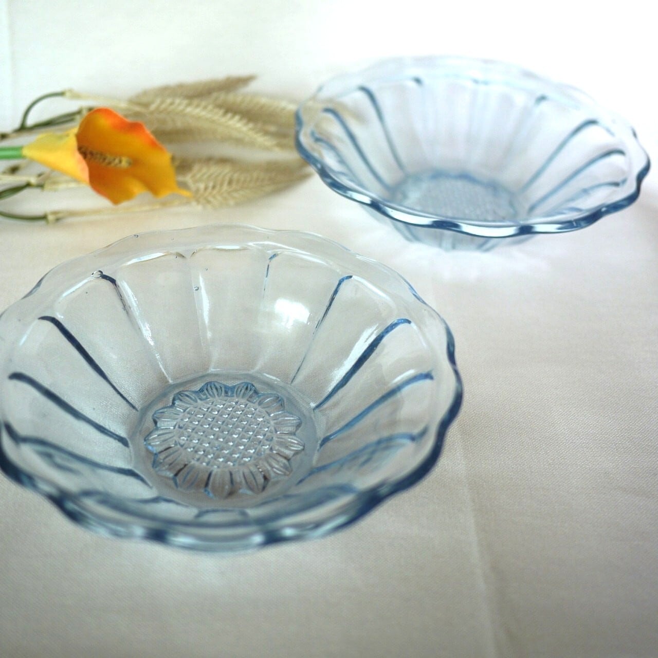 かき氷皿2枚 プレスガラス しのぎ浅鉢ひまわり文様