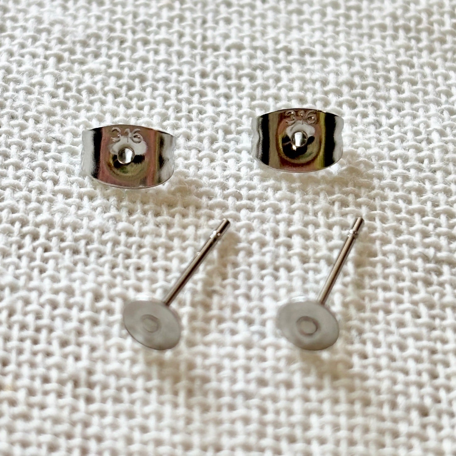ガラスのサビ猫 小粒 シンプルピアス／イヤリング | 猫アクセサリー
