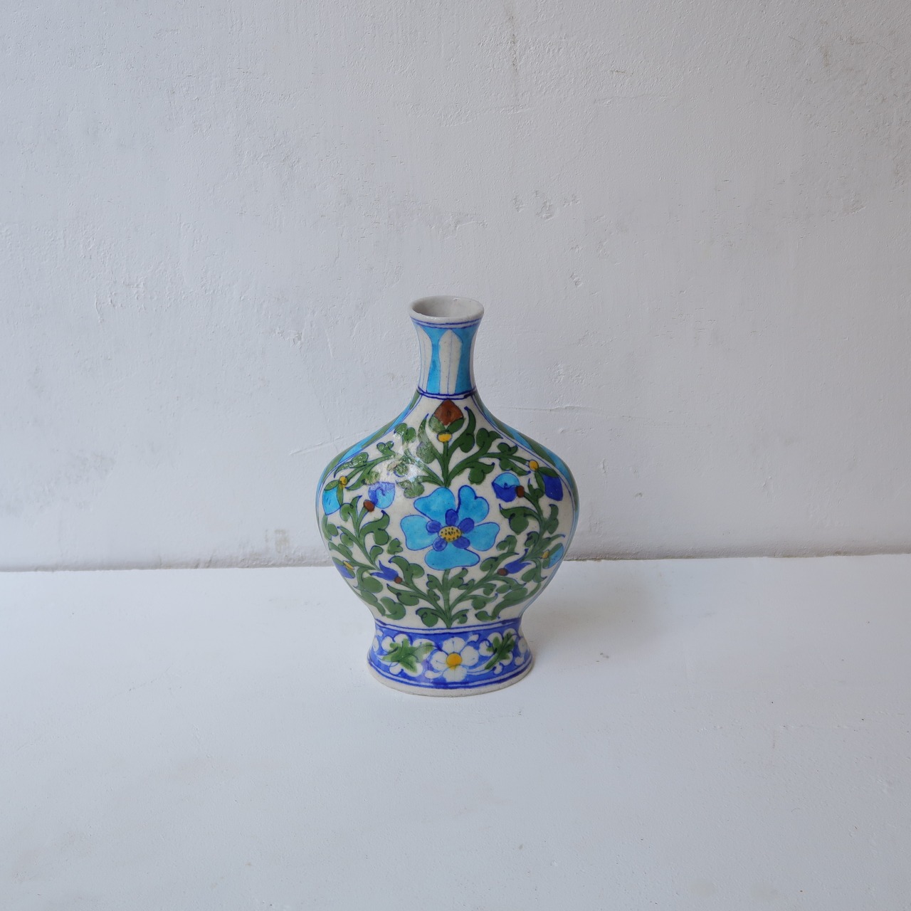 インドのブルーの花瓶(中)