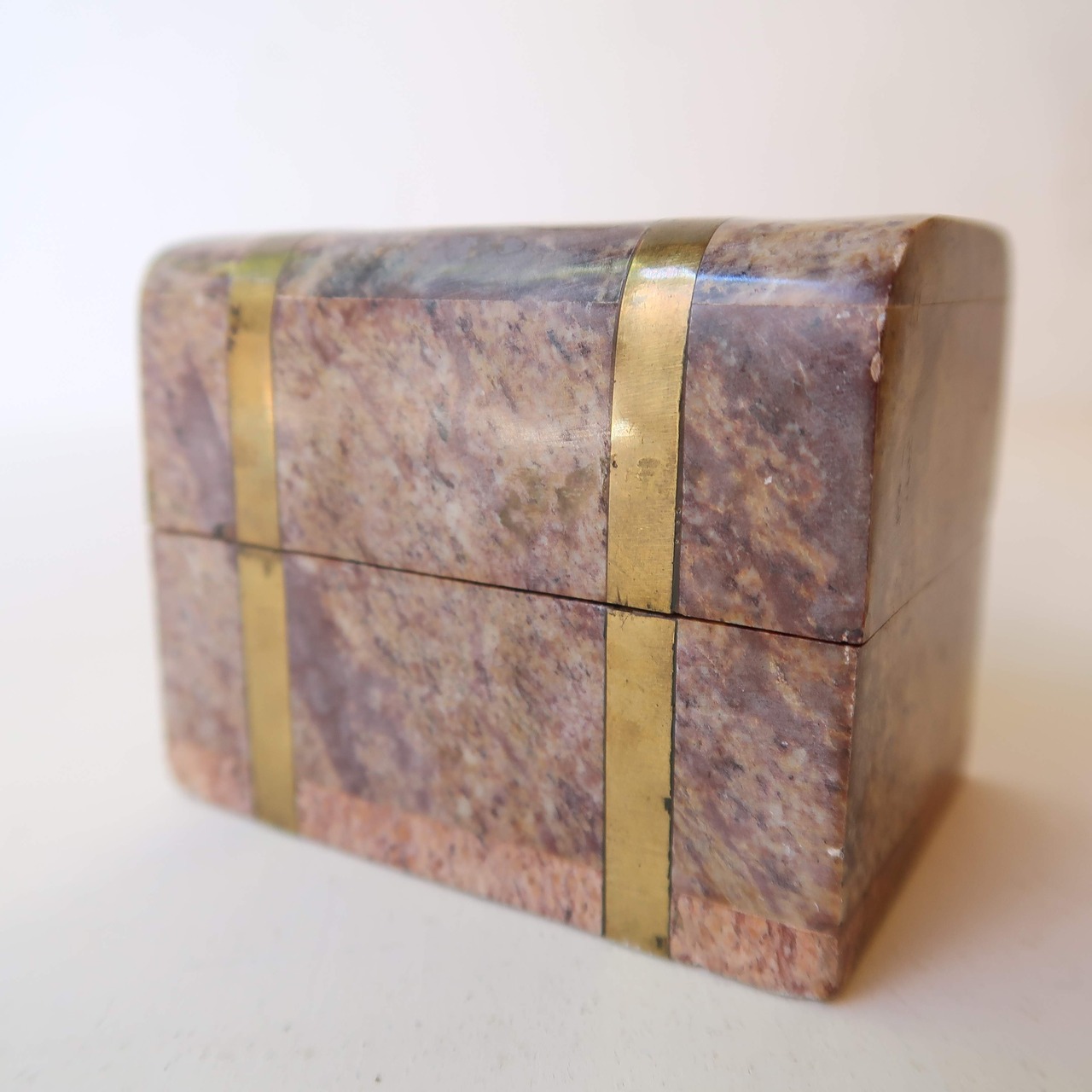 旅行バッグのような石のケース