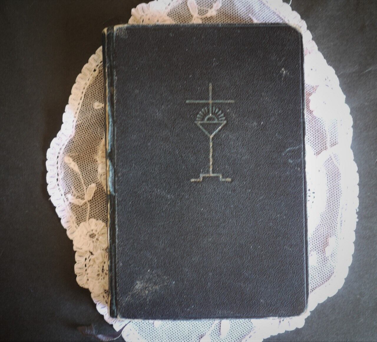 H ヴィンテージ聖書　祈祷書 象牙風ベークライト至聖なるロザリオの聖母祈祷書】【1906年