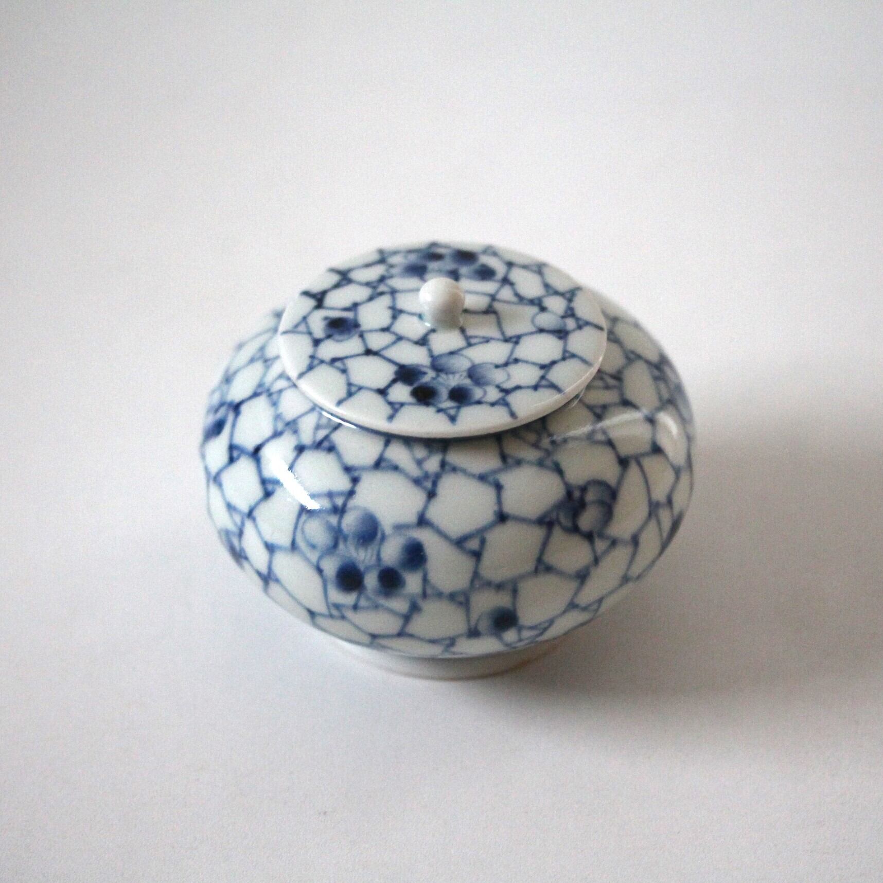 古伊万里染付梅花氷裂文蓋付小壺 h7.4cm Imari Blue and White Covered 