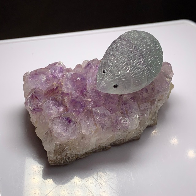 4.ウルグアイ産アメジストクラスターに住み着いているフローライトハリネズミさん