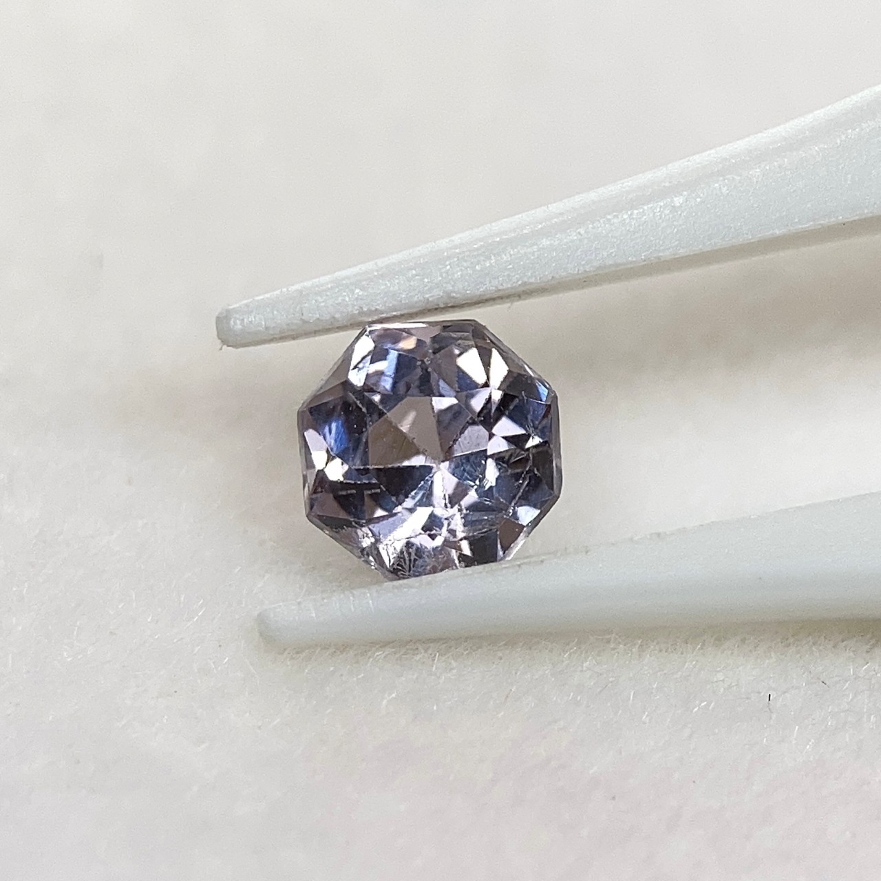 お花みたいなスピネル 約4.5mm*3.0mm r-0640