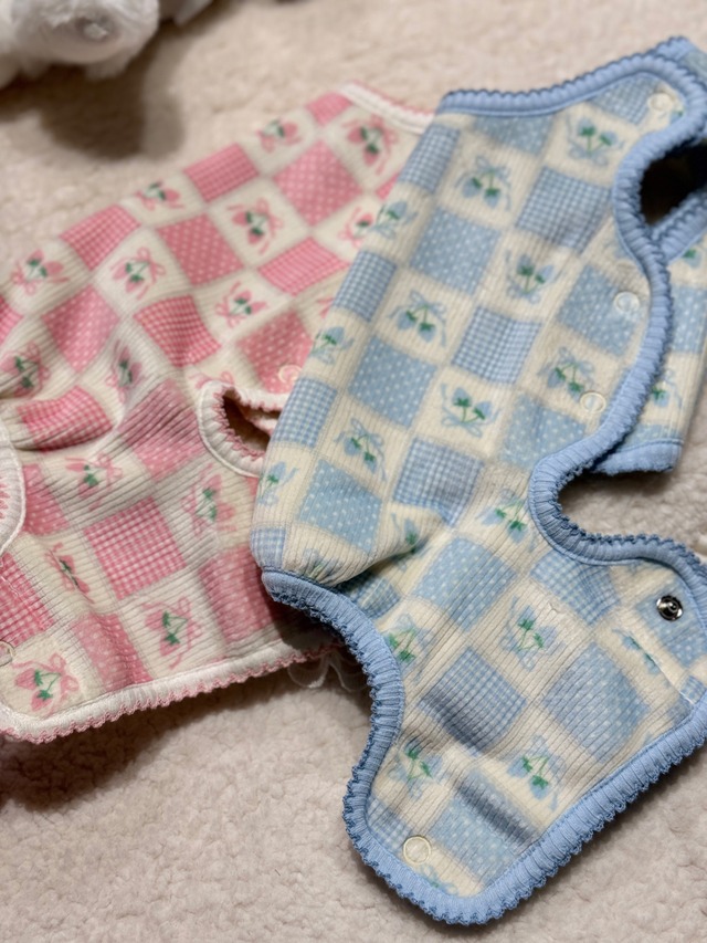 サイドボタンで着脱快適なストロベリー犬服ロンパース(2color)