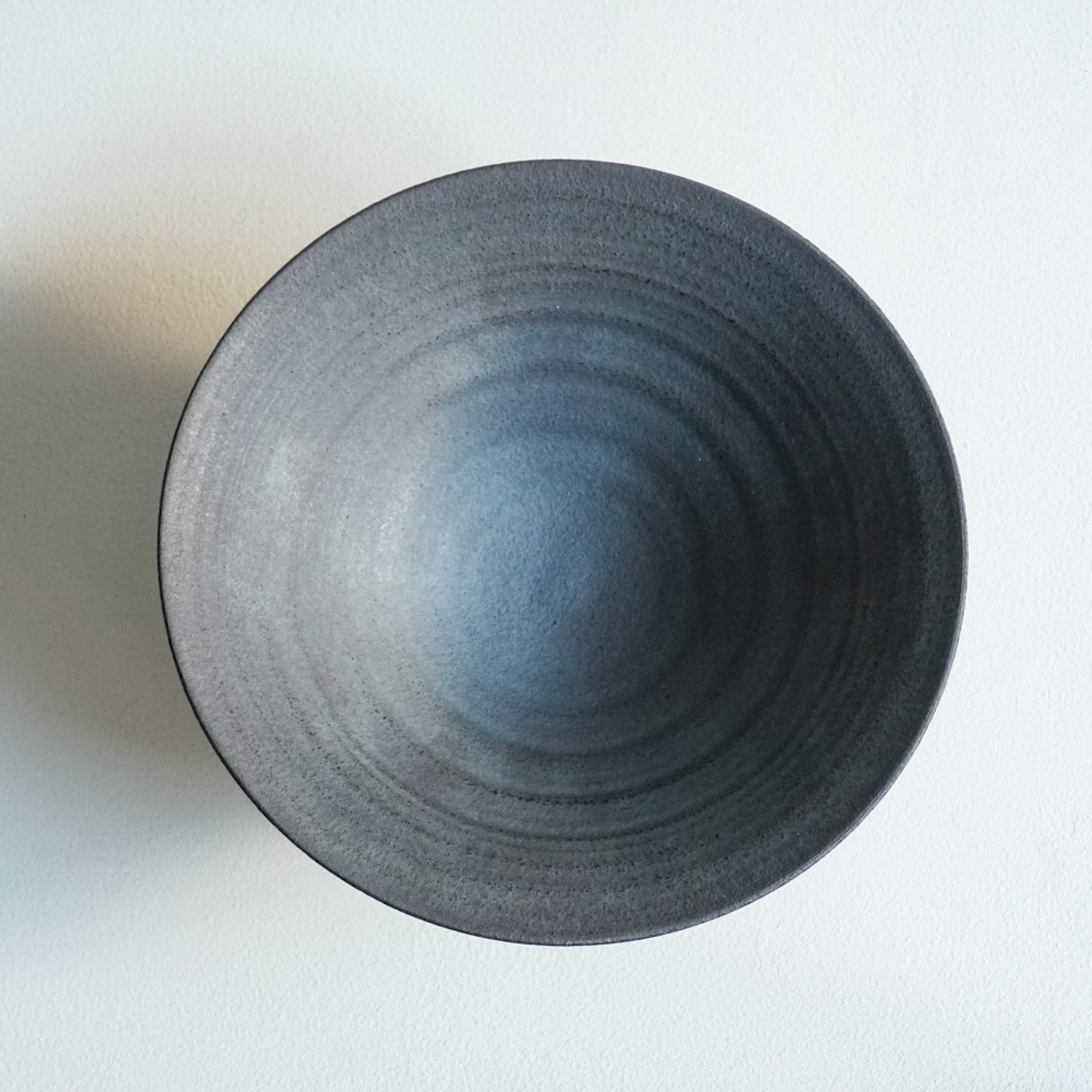 二階堂明弘さん　三角平椀　黒　うつわ 二階堂明弘 13 錆器 三角鉢 | FUURO