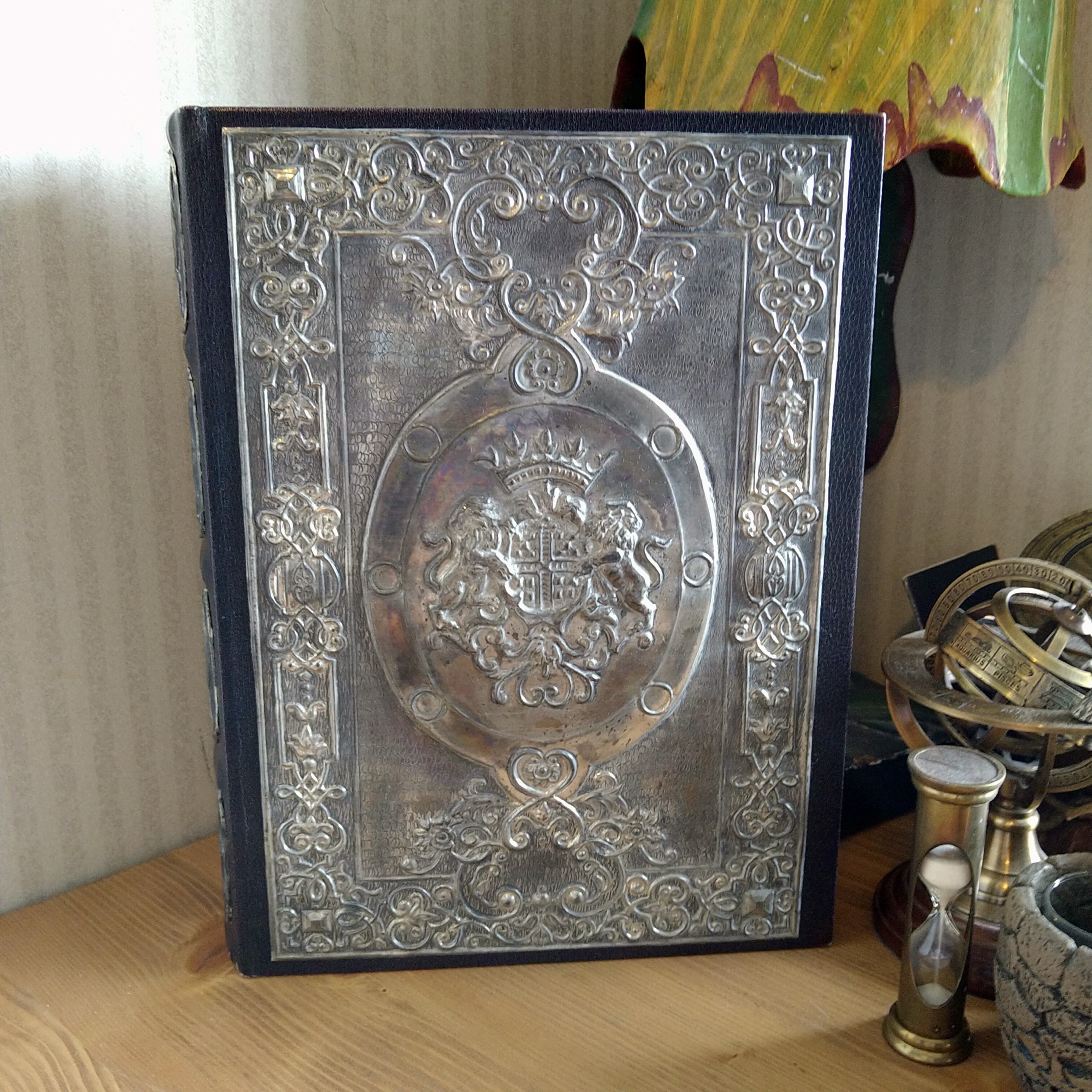 中世ライオン 本型小物入れ Medieval lion book type accessory case