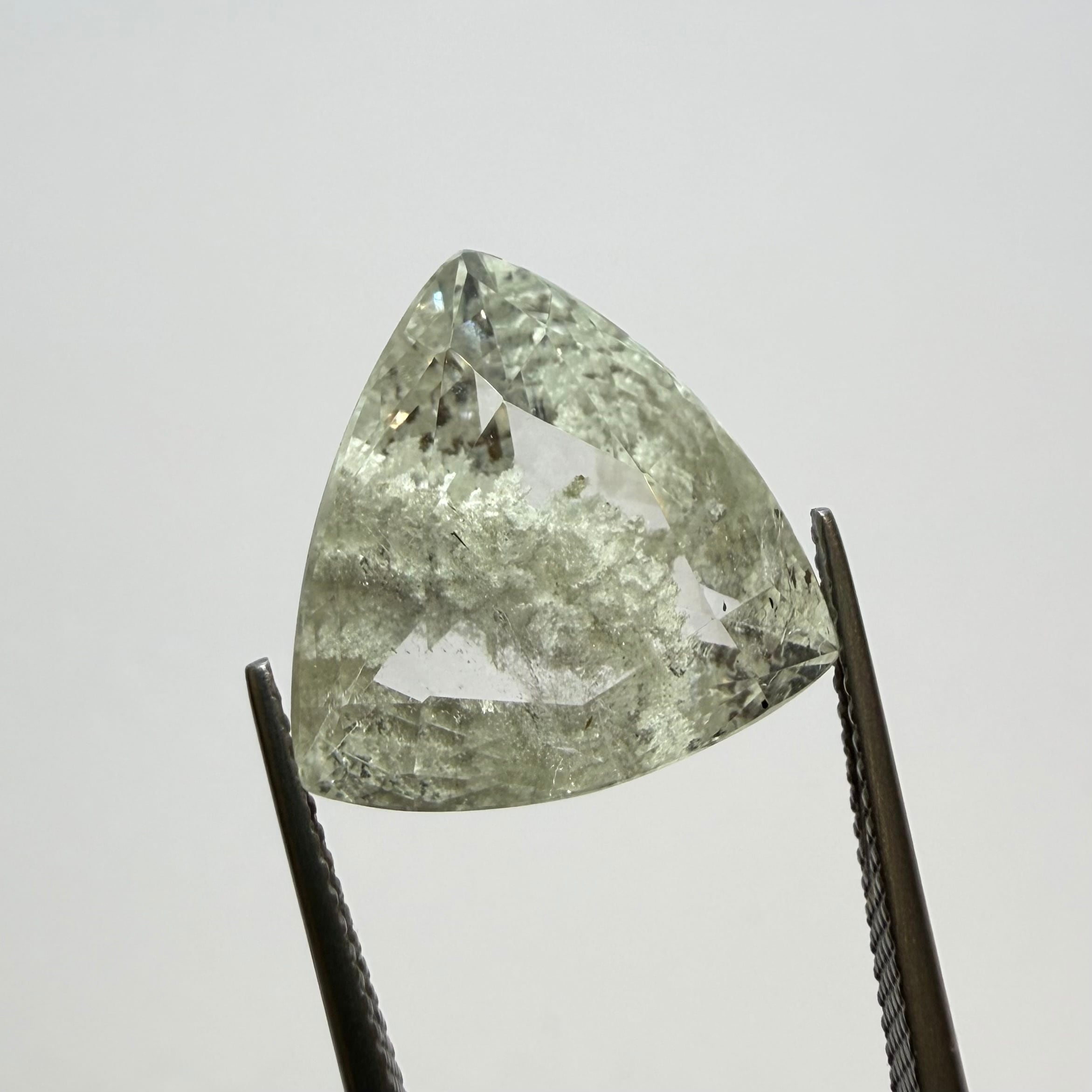 カスミソウを閉じ込めたようなガーデンクオーツ