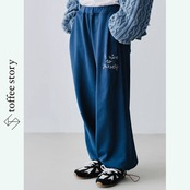 チャーミングな刺繍で日常にスパイスを:ピュアコットンのリラックススウェットパンツ i0458