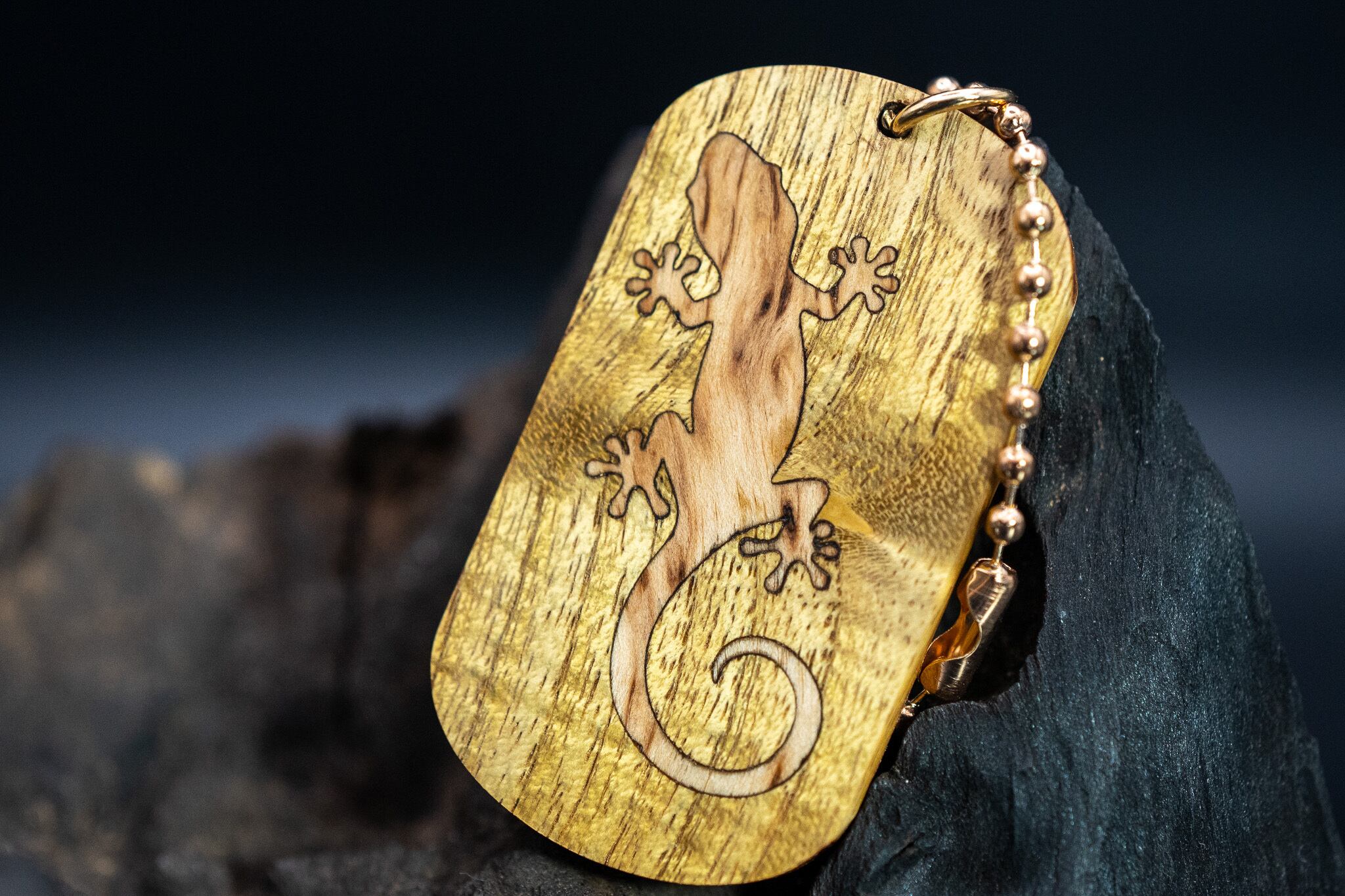 【黄金の木】 御蔵島 金桑 ドッグタグ 象嵌 木登りトカゲ