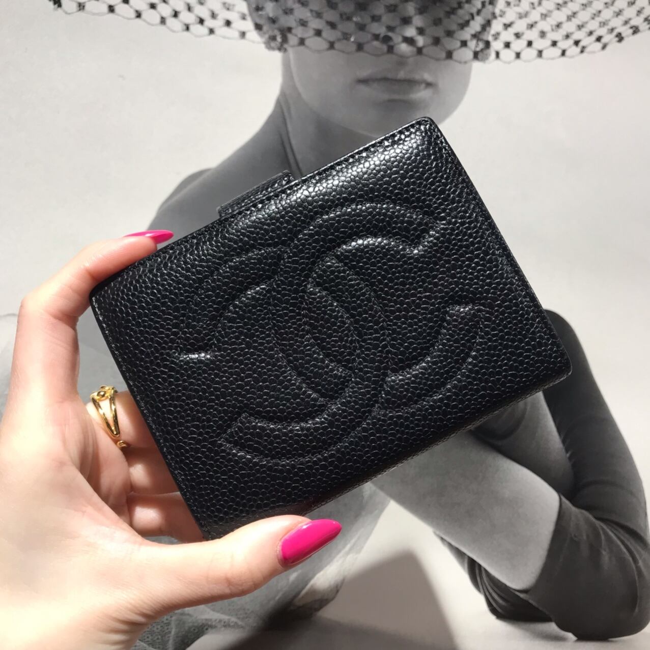 美品【CHANEL】シャネル　ココボタン　ココマーク　二つ折り財布　レザー