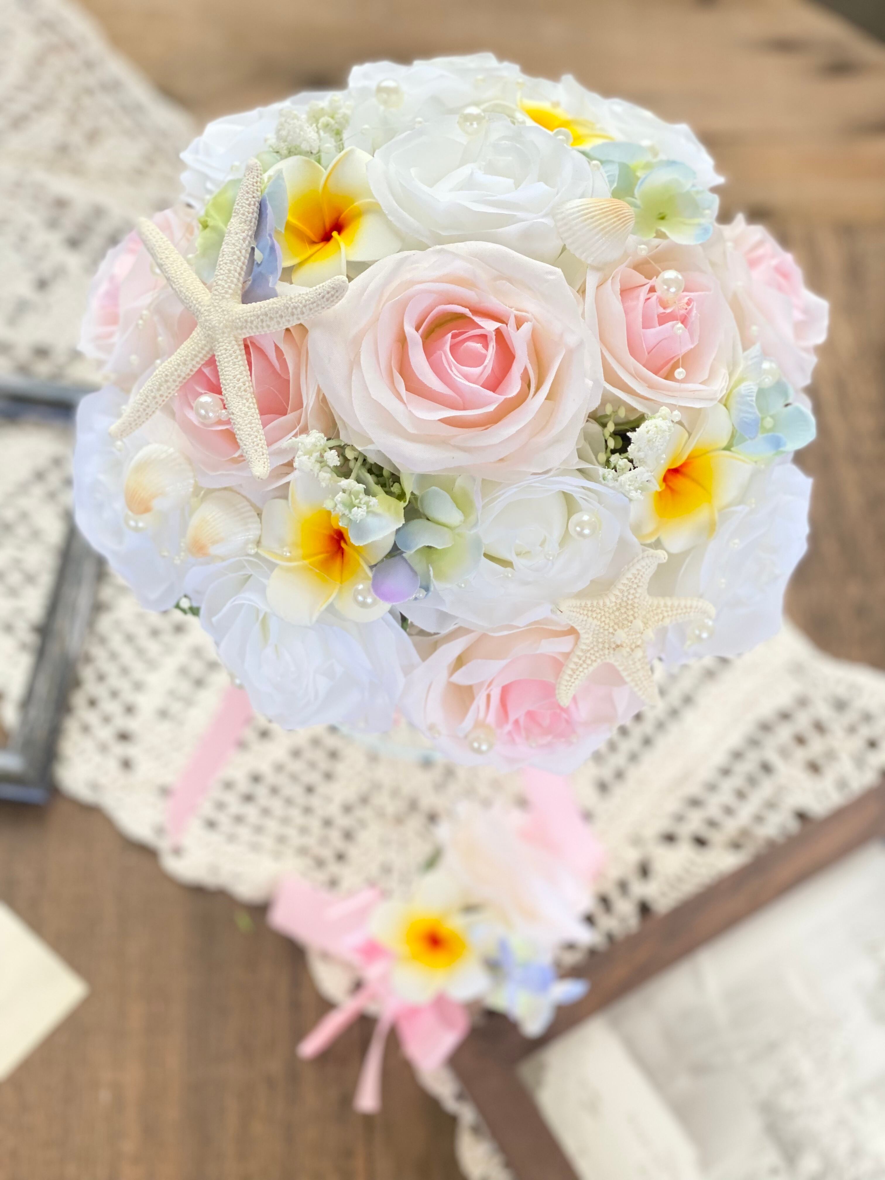 再販 人気 ピンク 白バラ プルメリアのラウンドブーケ Houkiboshi