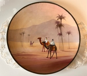 オールドノリタケ　手描きの飾り皿　砂漠でラクダに乗る人