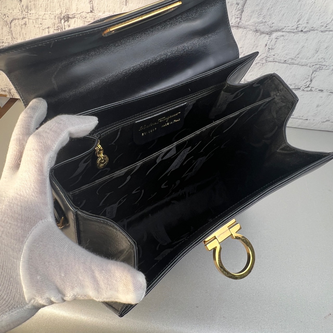 【最終処分SALE】SALVATORE FERRAGAMO　フェラガモ レザー ハンドバッグ ブラック A-8775