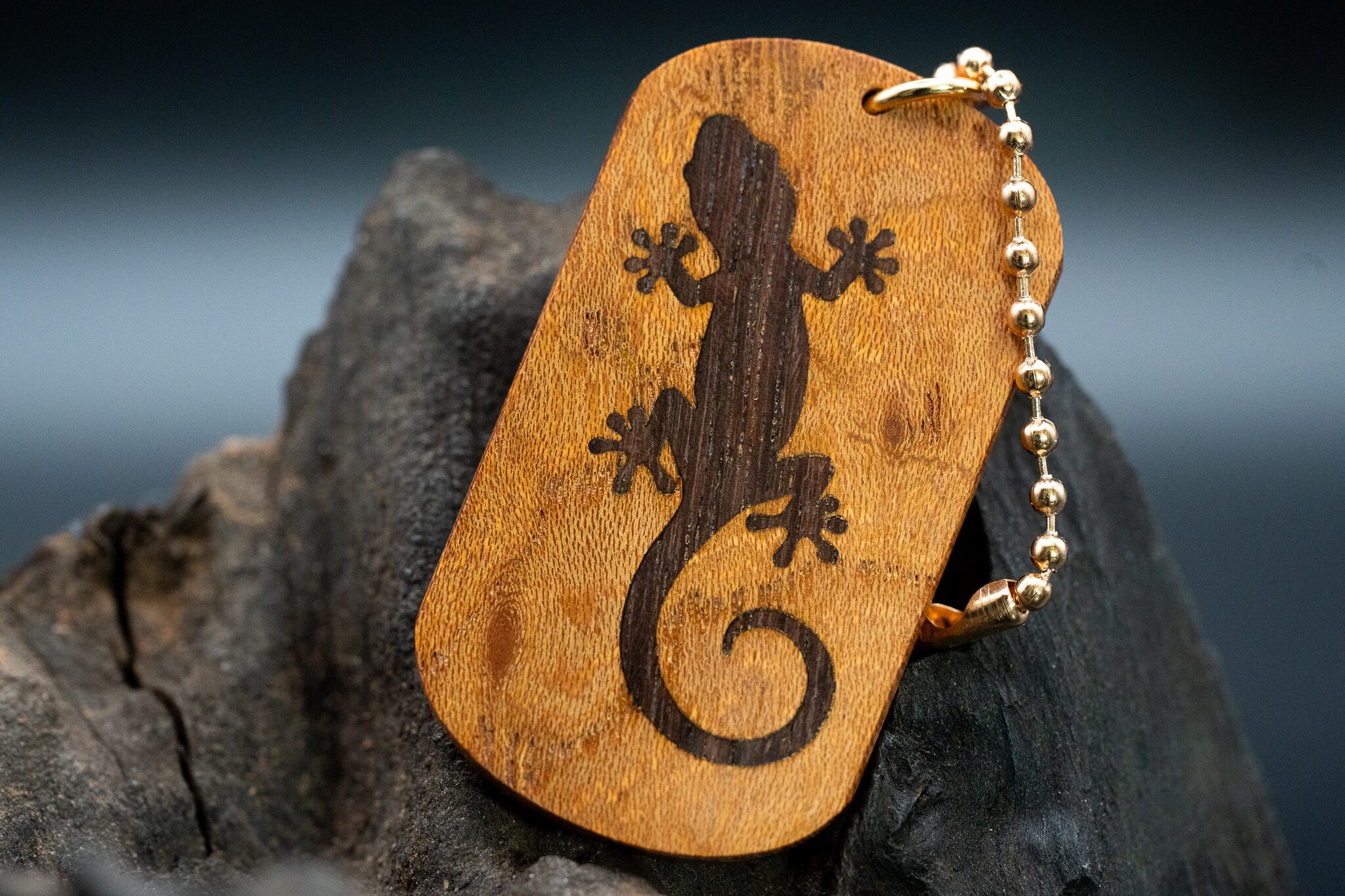 【日本を代表する巨木】欅(ケヤキ) ドッグタグ 象嵌 木登りトカゲ