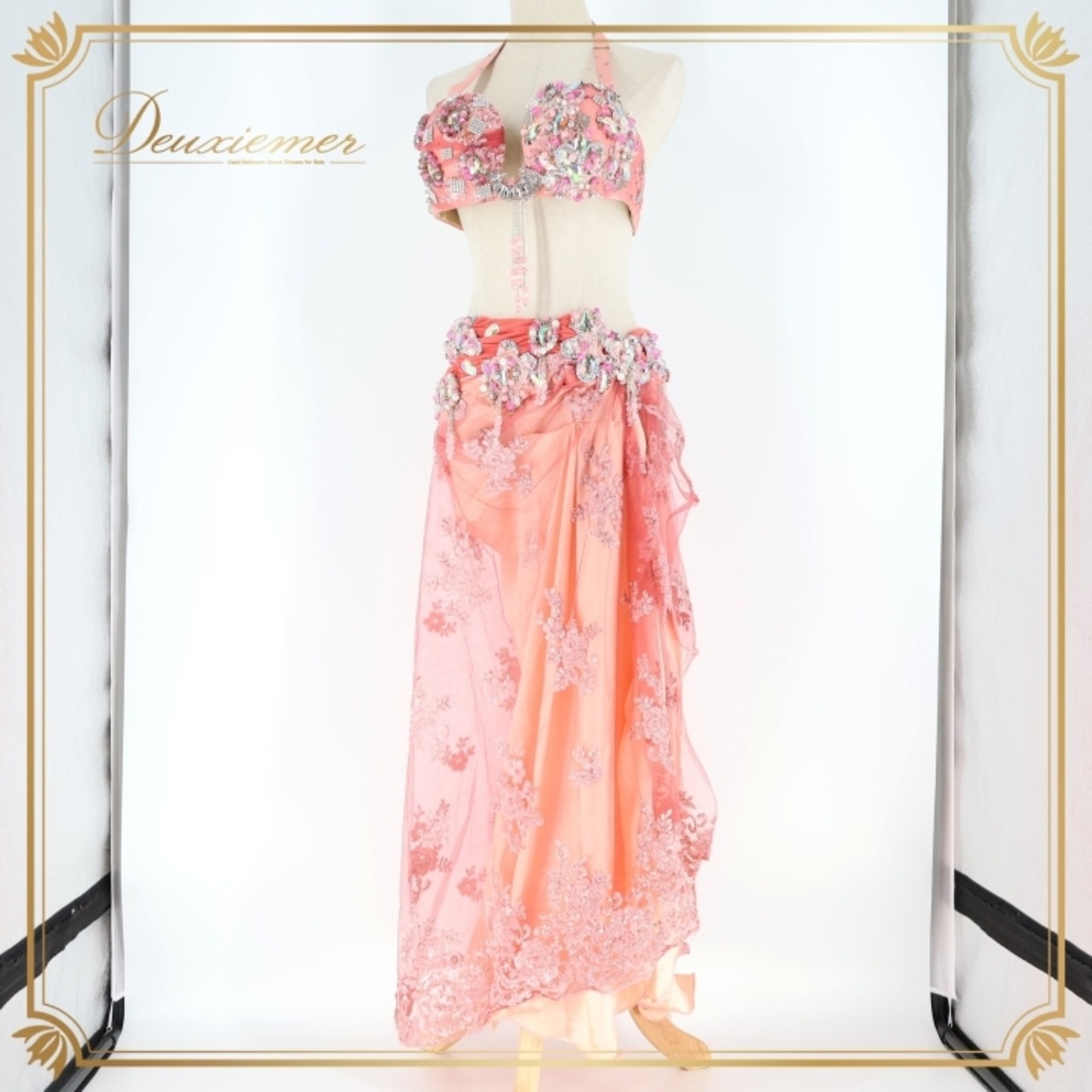 ベリーダンス オリエンタル 衣装 上下セット ピンク系 トップス スカート ラインストーン ビーズ 淡い かわいい スリット 豪華 装飾 ダンス衣装 ステージ イベント キラキラ 華やか 目立つ シルバー系