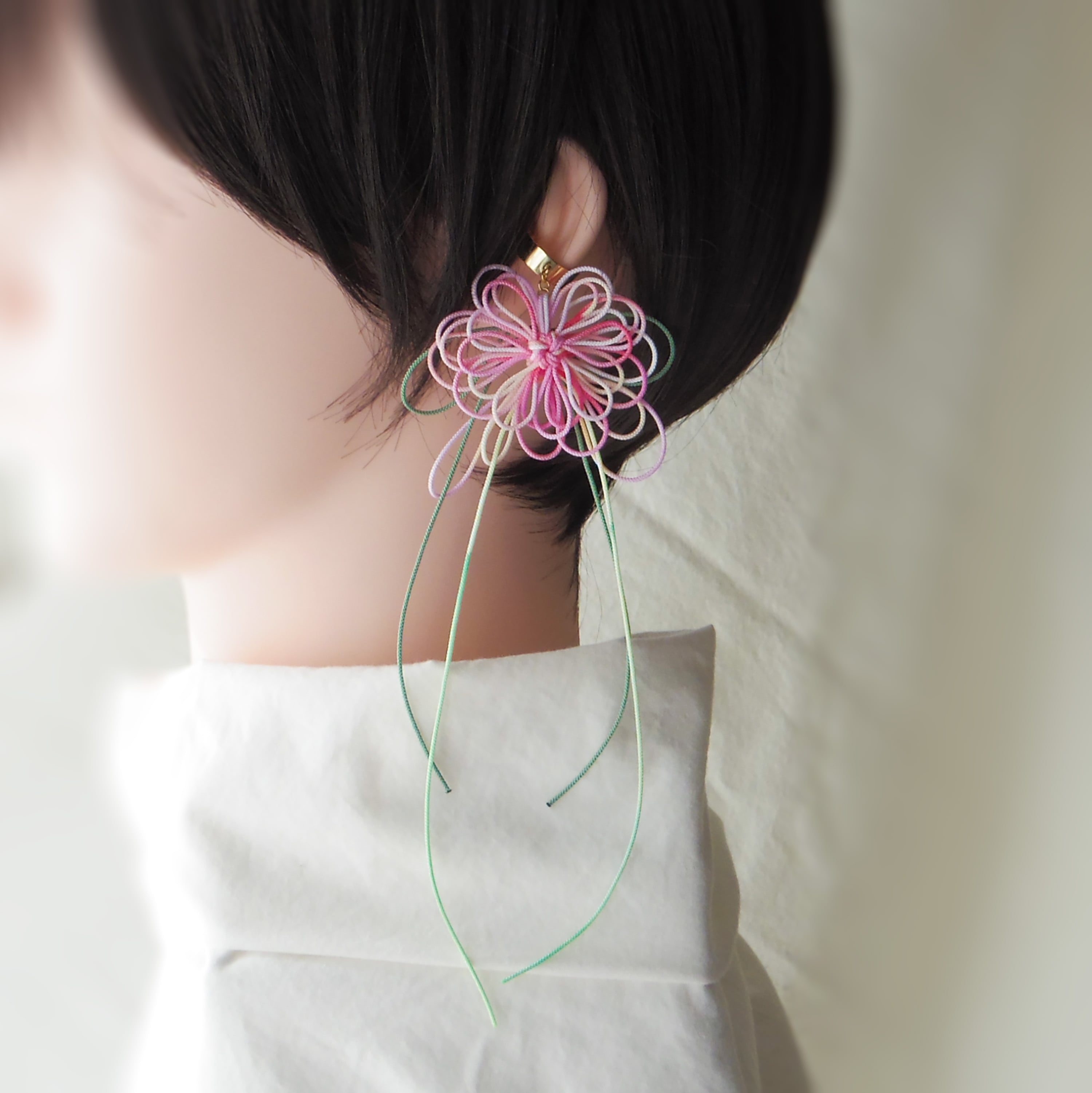 飾り結びかたっぽイヤーカフ「ハナメグル・紡」 | 手染め紐による大輪の花。浴衣・着物・洋装にも。