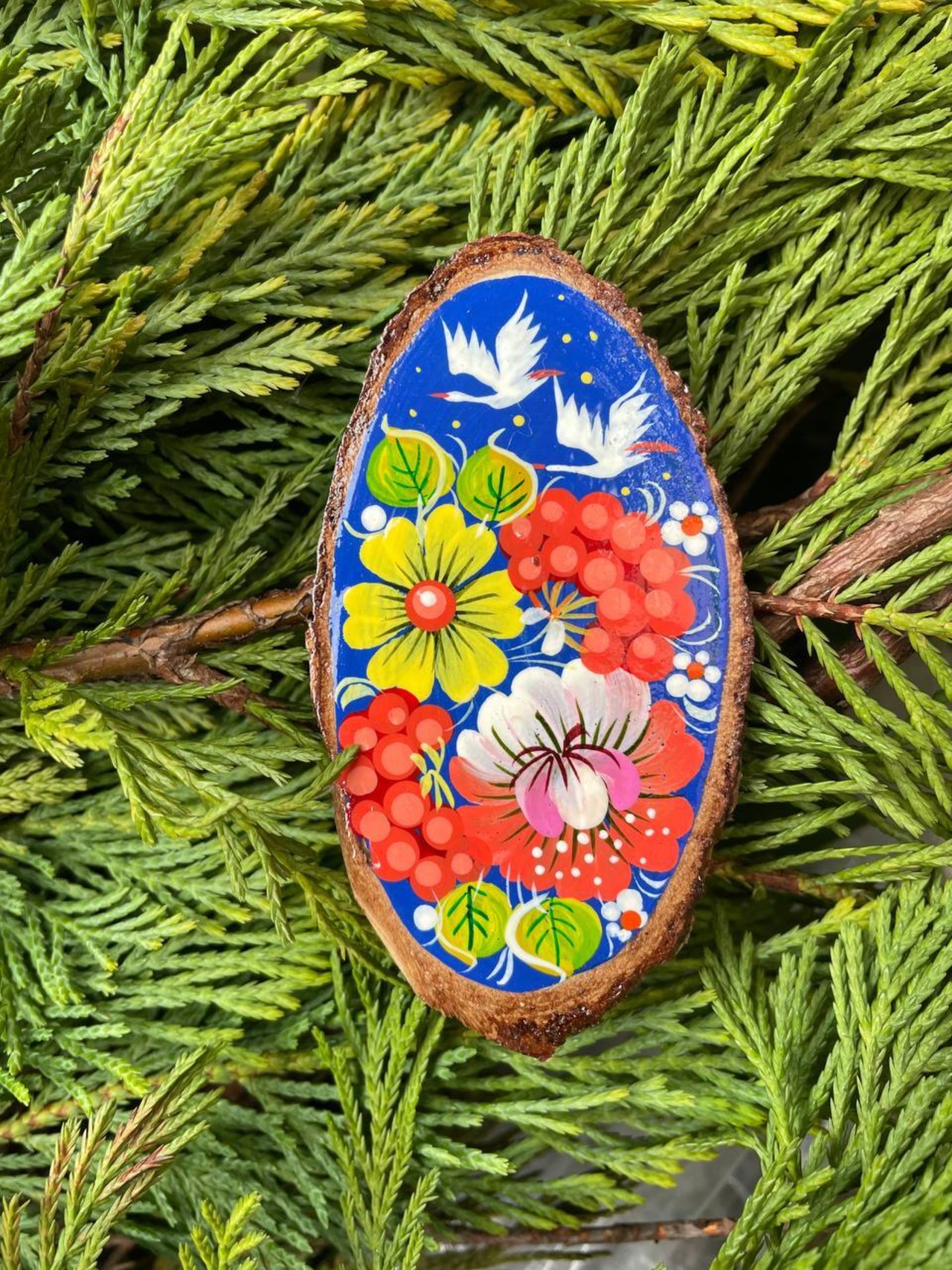 ウクライナ伝統絵画 ペトリキウカ塗り 木製ブローチ（ホメンコ作） - 2