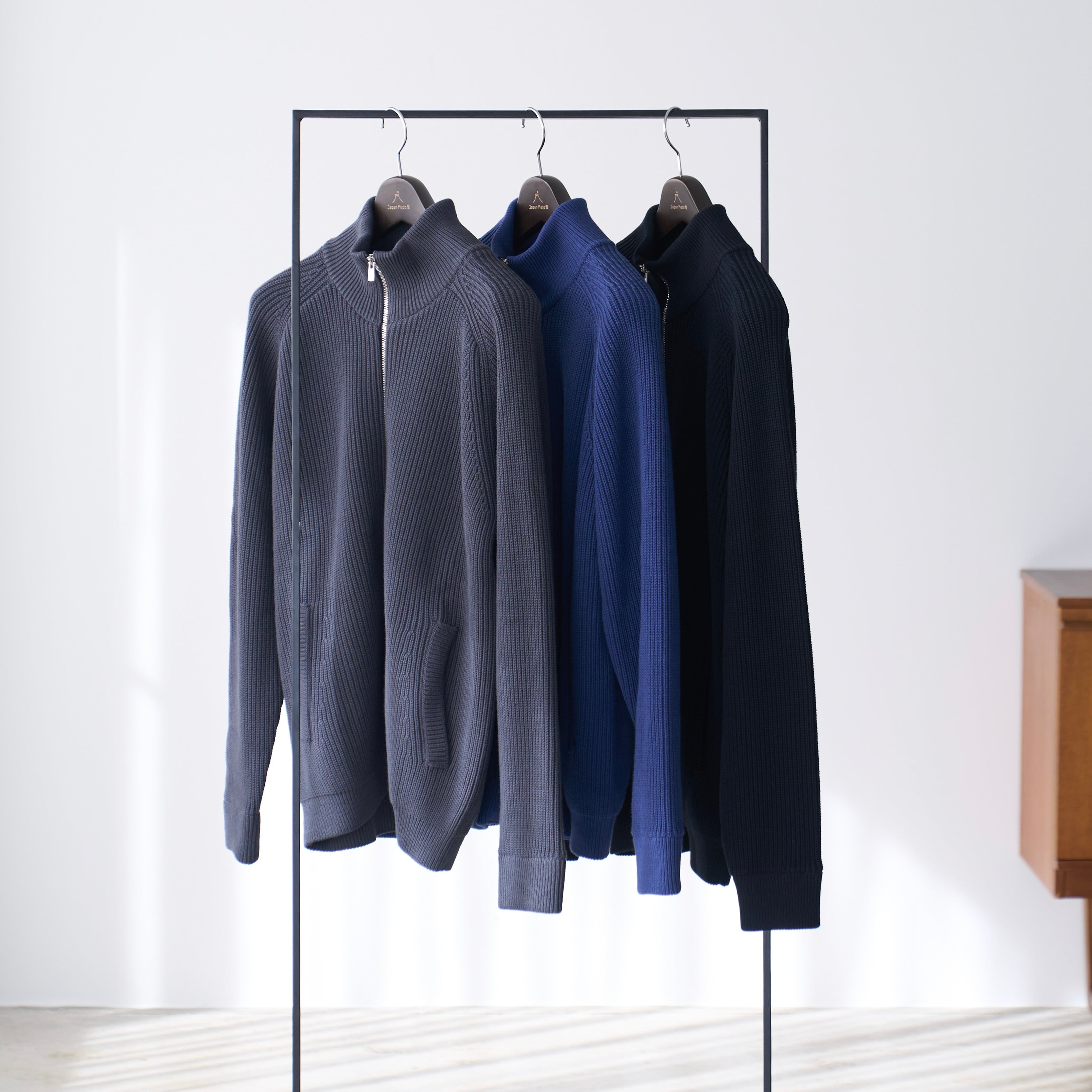 休日のOFFも、仕事のONも。大人の「ドライバーズニット」 | 「Japan