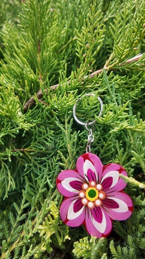 木製キーホルダー・花（製作者：巨匠ホメンコ作）