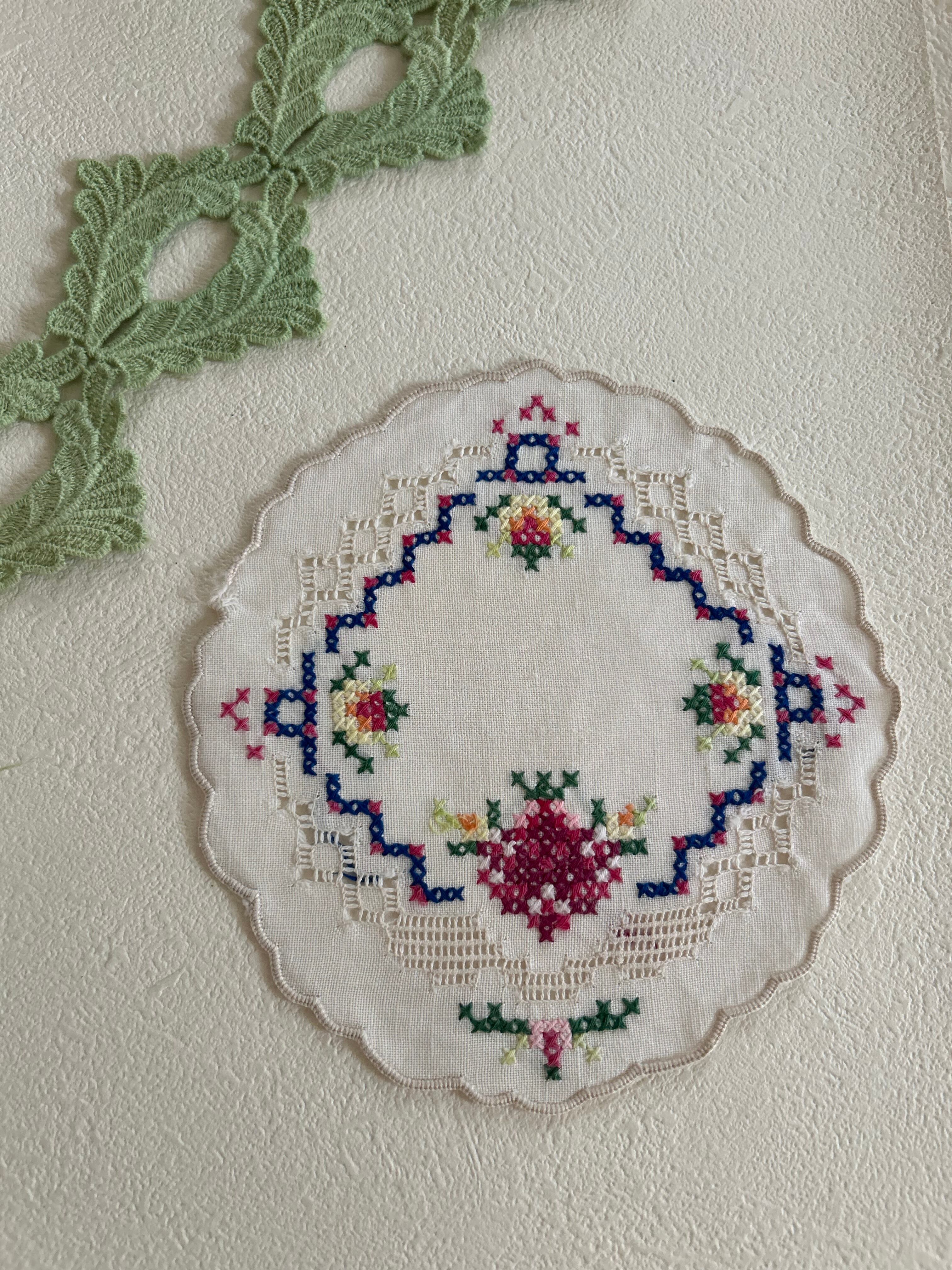 フランスアンティークドイリー 手刺繍 フラワーモチーフ カットワーク クロスステッチ 敷物 インテリア小物 撮影小物