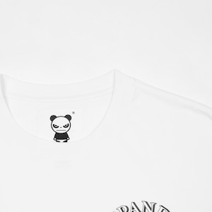 送料無料【HIPANDA ハイパンダ】メンズ チャームバッジ付 ドロップショルダー Tシャツ MEN'S DOLL HEAD BADGE DROP SHOULDER SHORT SLEEVED T-SHIRT / WHITE・BLACK