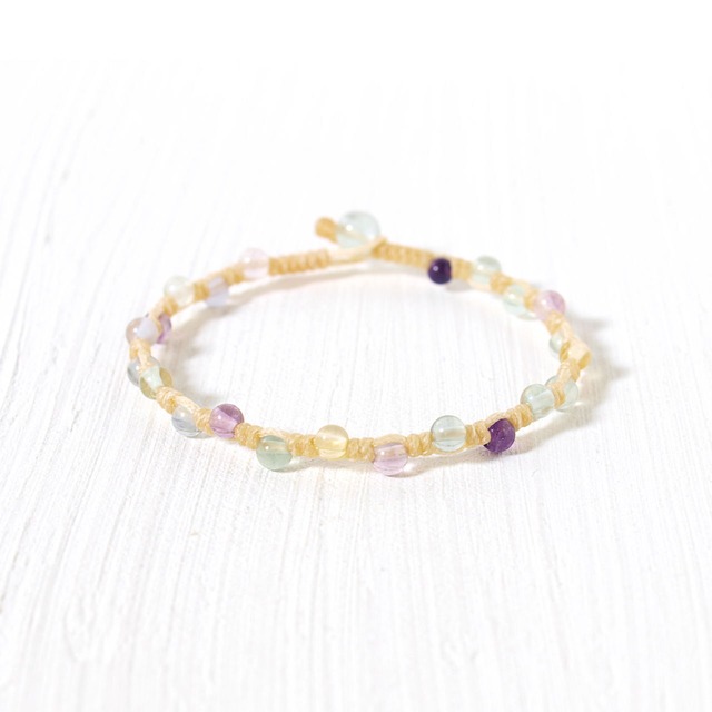 【限定】ミックスカラーフローライト４ミリ玉をたくさん編み込んだつゆマクラメブレスレット