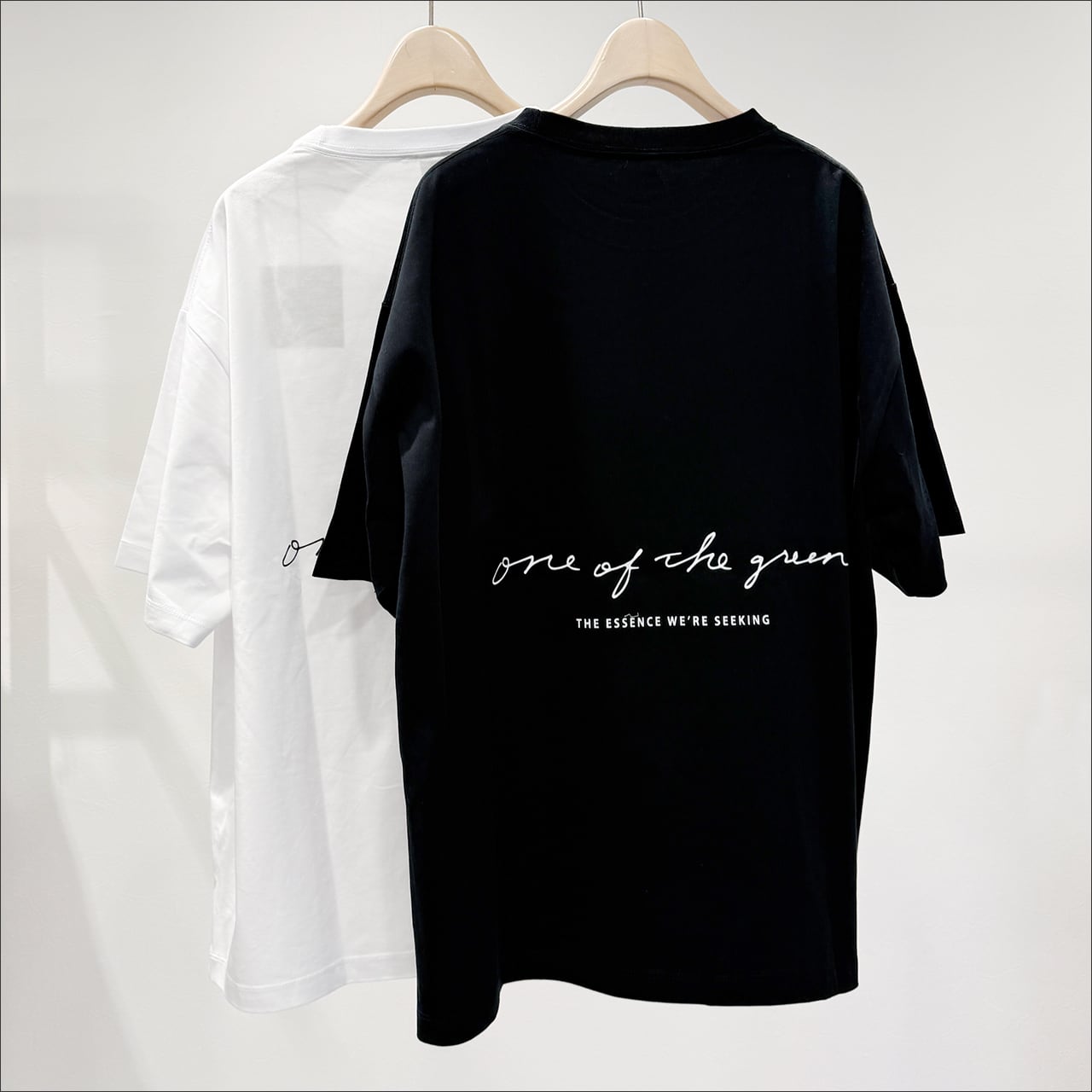 One of the green ロゴプリントTシャツ *メンズサイズ (ホワイト
