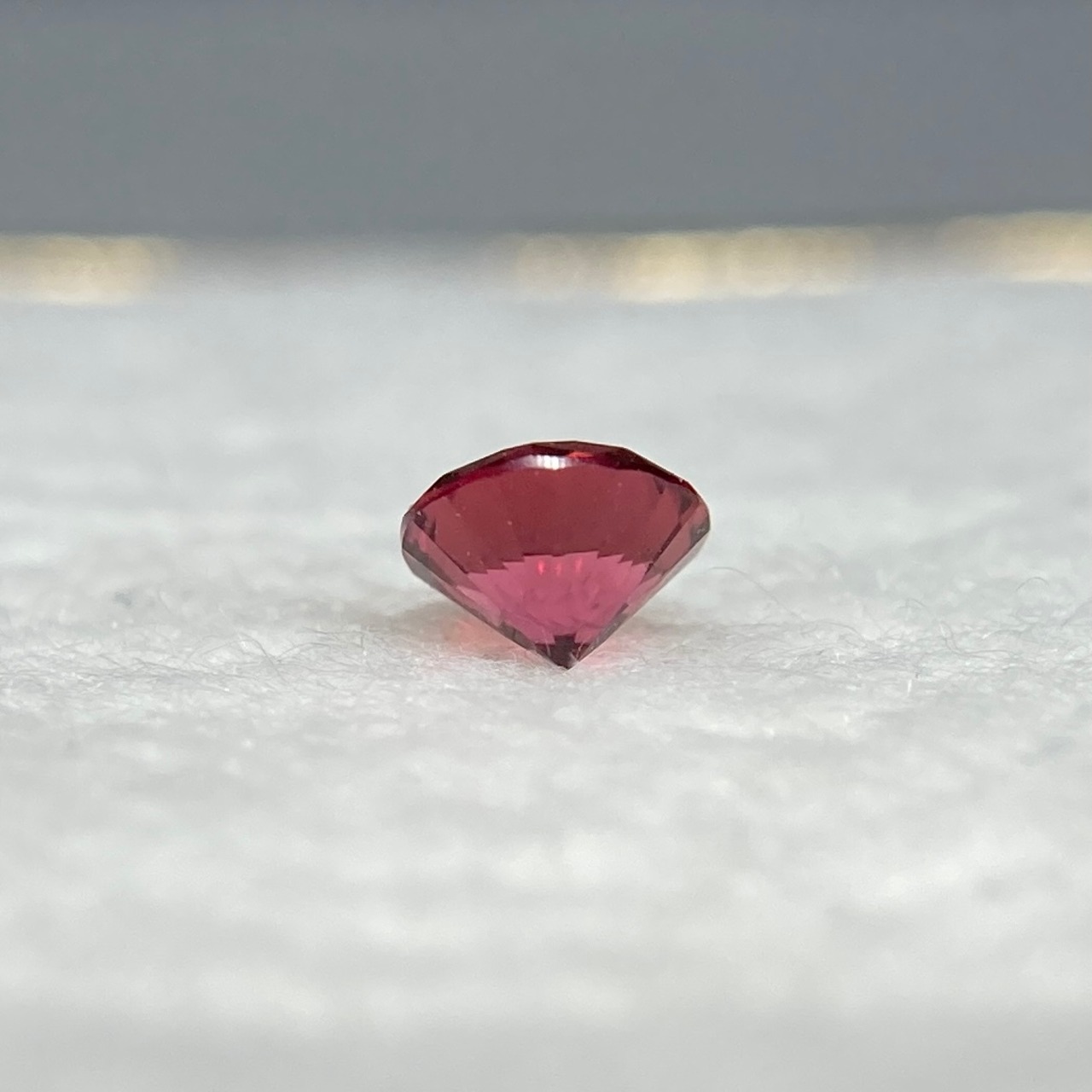 丸いスピネル 赤系 約3.2mm*2.1mm r-0308